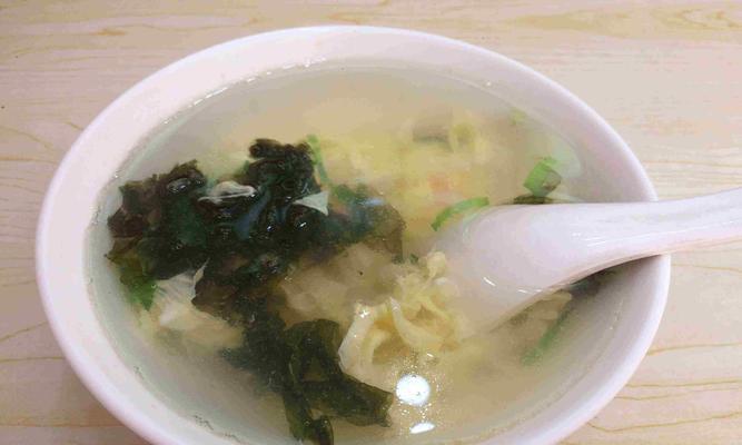 紫菜汤的美味珍贵（以古代宫廷为背景，讲述紫菜汤的故事）