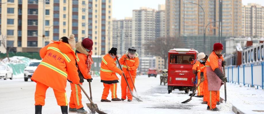 冬日里的雪中行（扫雪工人的辛勤付出）
