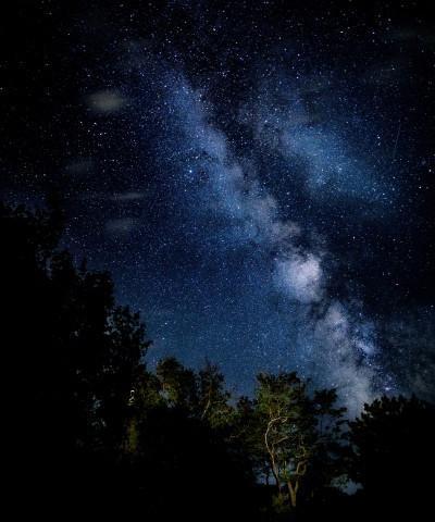 星空之美（以星星和云朵相衬映着，夜空更加美丽）