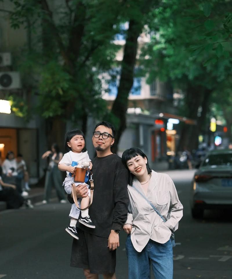 相依相伴（一个寻找出路的女孩与一个陪伴她的男孩）