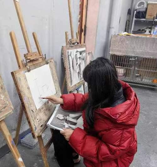 一个年轻女孩如何以自己的方式创造快乐和成长（一个年轻女孩如何以自己的方式创造快乐和成长）