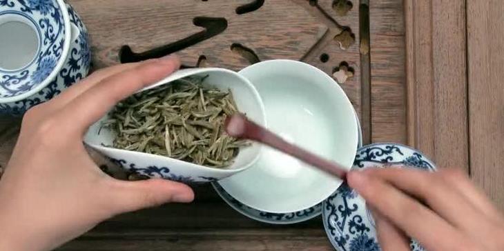 小小苗族姑娘的大志向（她用画笔传承中华文化）
