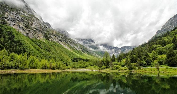 一场穿越乐山的奇幻之旅(从伏虎寺到峨眉山,探索这座城市的美景与神秘)