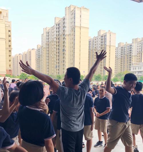 在狂风中与命运抗争的故事（风暴中的坚定与勇气）