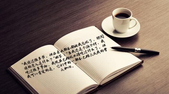 她在书海中寻找自己的梦想（她在书海中寻找自己的梦想）
