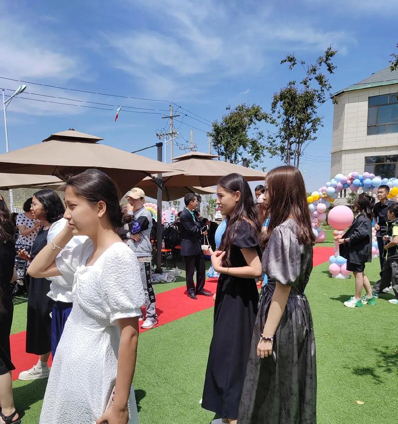 我们也谈论着未来的计划和想法，彼此鼓励和支持，为未来而努力。