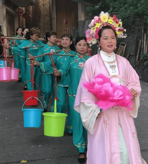 多姿多彩的风俗（探访城市文化之美）