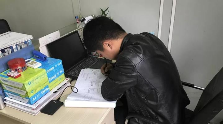 奋笔疾书,挑灯夜战(一位作家的艰苦创作之路)